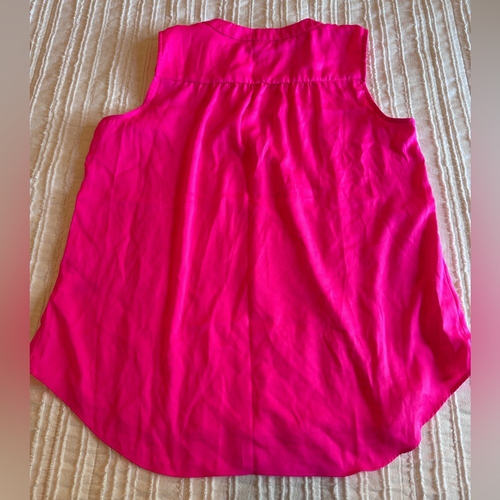 Vince Camuto Small Barbie Vivid Pink Sleeveless Blouse NWOT collar Silk like - Picture 3 of 6